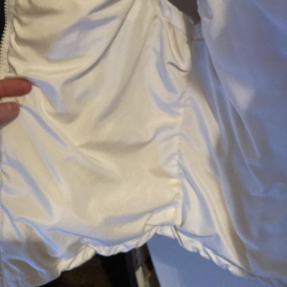 White puffer vest with hood. Zip up front with pockets by Areopostale - Picture 9 of 11